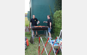 Les stars de la soirée: Arnaud à la grillade, et Christophe, à la plancha dans le chalet, qui vient prendre un peu d'air. Merci à eux, et à tout ceux qui ont préparé les tables, fait les courses, coupé les légumes, et gérer les inscriptions !